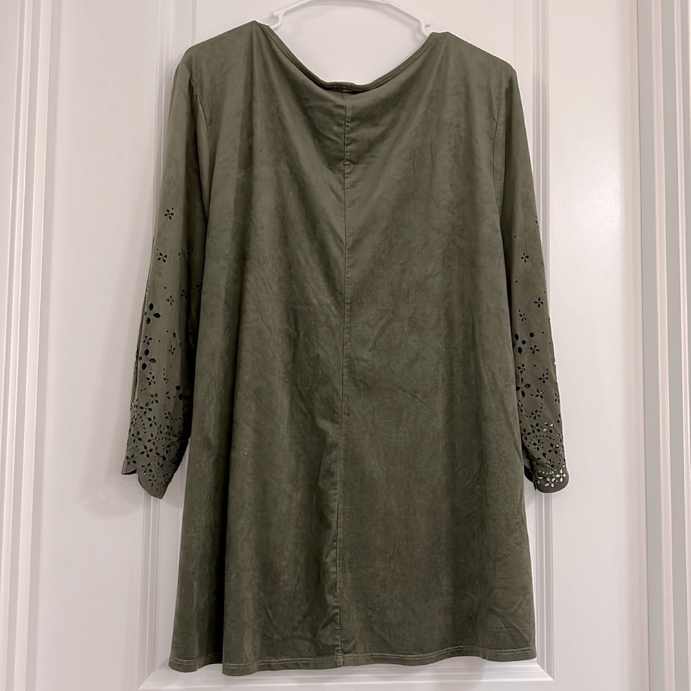 NAÏF Plus Size 3XL 3/4 Sleeve Army Green Floral Punched Faux Suade Blouse - Picture 9 of 11
